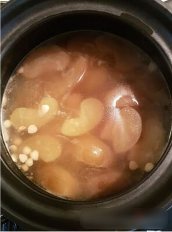 Nấu canh khoai tây nhưng hết nguyên liệu, anh chồng thay bằng quả táo