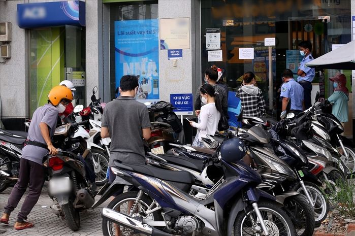 Ngày đầu nới lỏng giãn cách ở TP.HCM: nhiều người xếp hàng đi bán vàng