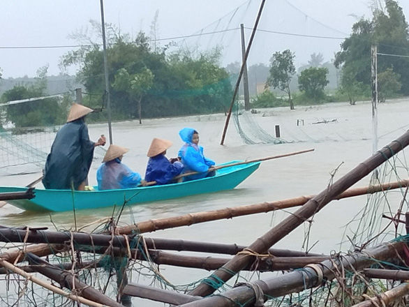 Mưa lũ về gây chia cắt, người mất tích: Bao giờ miền Trung mới hết khổ