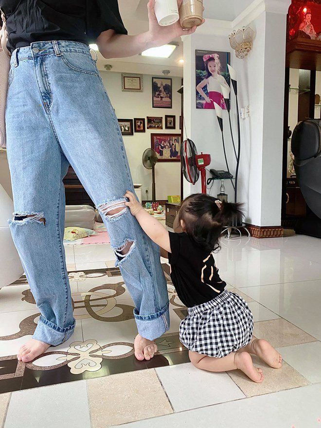 Nhóc tì Vbiz bám mẹ không rời: Winnie chưa phải bám dai nhất