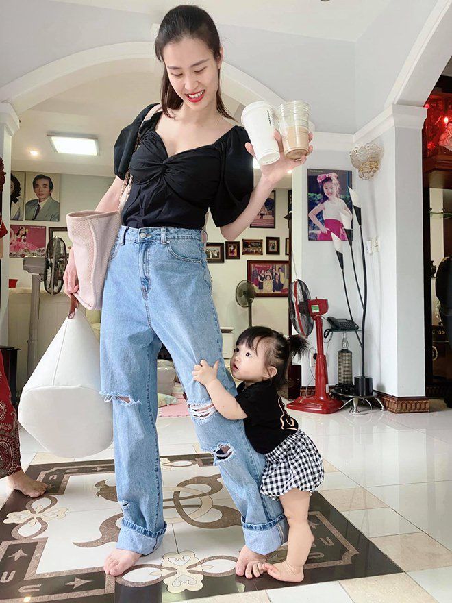 Nhóc tì Vbiz bám mẹ không rời: Winnie chưa phải bám dai nhất