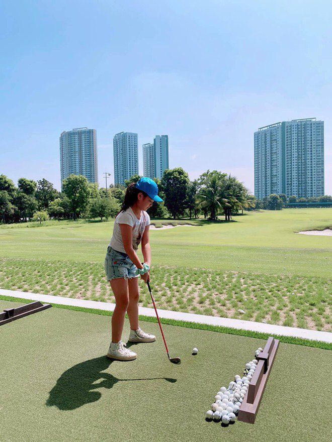 Nhóc tì Vbiz chơi môn thể thao của giới quý tộc từ bé