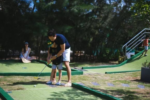 Nhóc tì Vbiz chơi môn thể thao của giới quý tộc từ bé