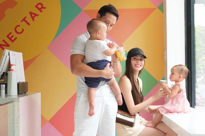 Nhóc tỳ Vbiz học sớm: Bé Bo dẫn đầu, con gái Trường Giang không kém