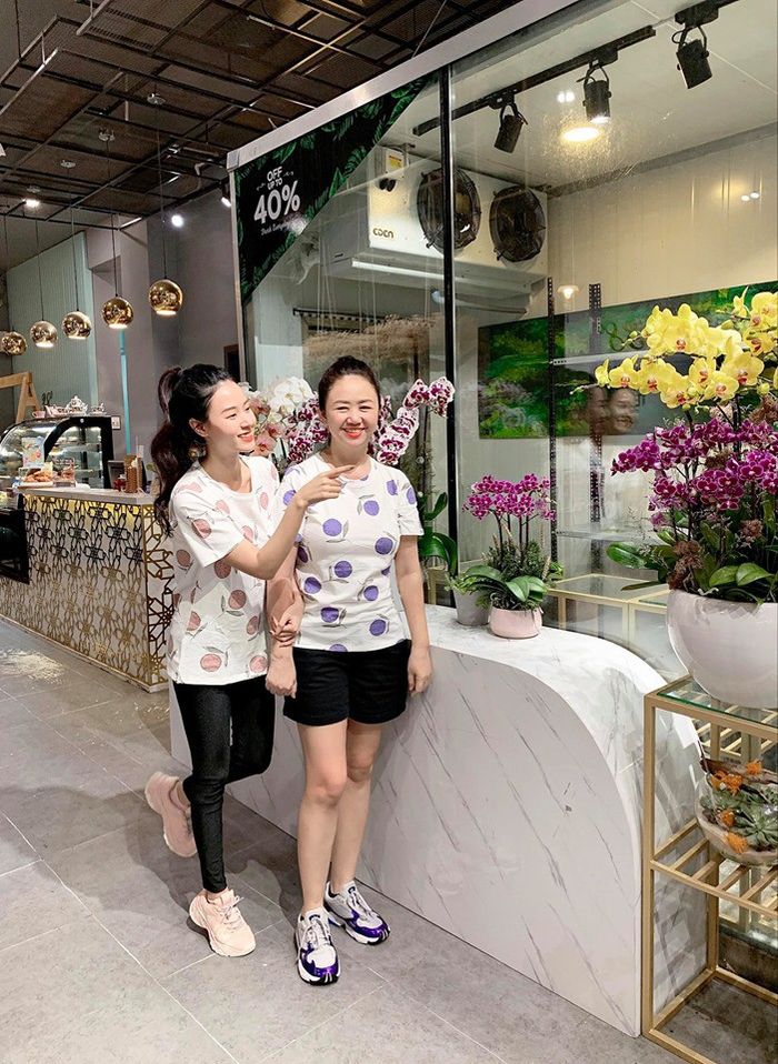 Những bà mẹ sao Việt trẻ trung, năng động, có eo con kiến ở tuổi U60