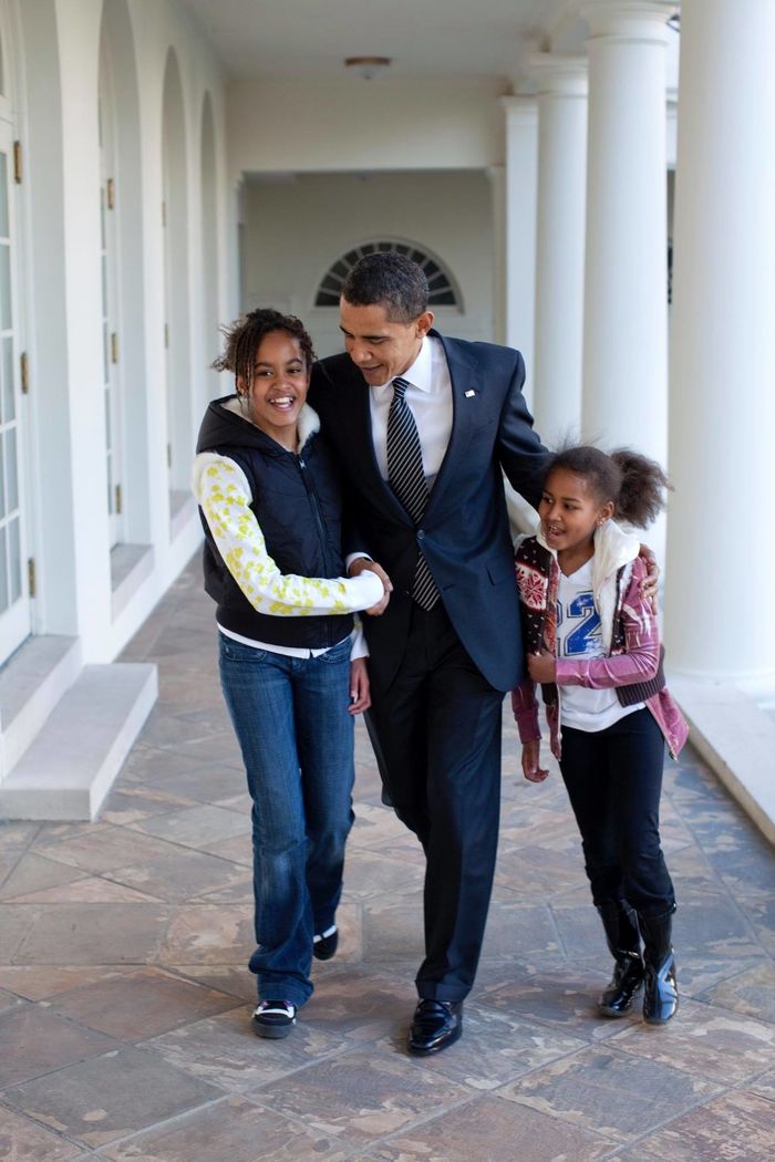 Cựu tổng thống Mỹ dạy con: Obama yêu cầu con dùng bữa với cha mẹ