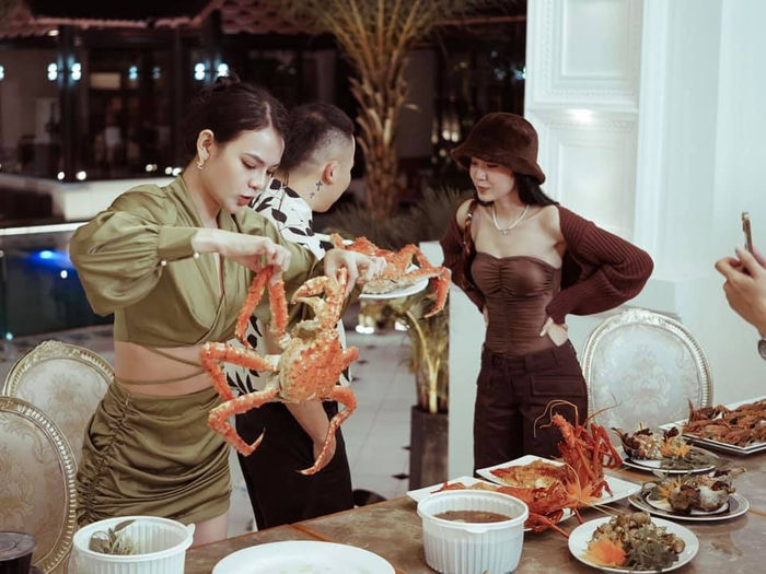 Những bữa ăn toàn sơn hào hải vị của Vũ Khắc Tiệp và hội bạn thân