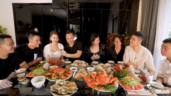 Những bữa ăn toàn sơn hào hải vị của Vũ Khắc Tiệp và hội bạn thân