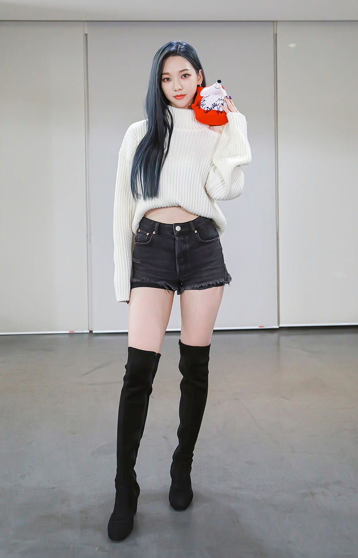 Những đôi chân cực phẩm của mỹ nữ Kpop: Lisa có giữ vững vị thế?