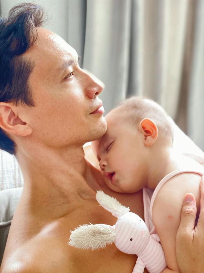 Những khoảnh khắc ngọt ngào của bố con Kim Lý - Lisa