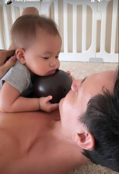 Những khoảnh khắc ngọt ngào của bố con Kim Lý - Lisa