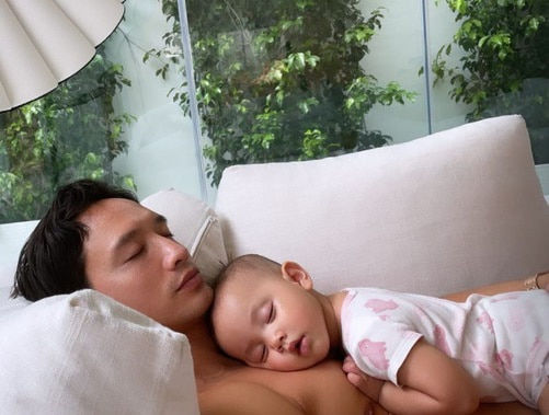 Những khoảnh khắc ngọt ngào của bố con Kim Lý - Lisa