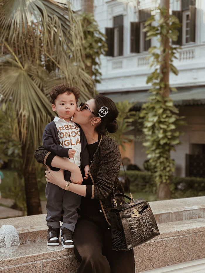 Mỹ nhân Vbiz nói không với đẻ thuê: Con gái Nhã Phương xinh giống mẹ
