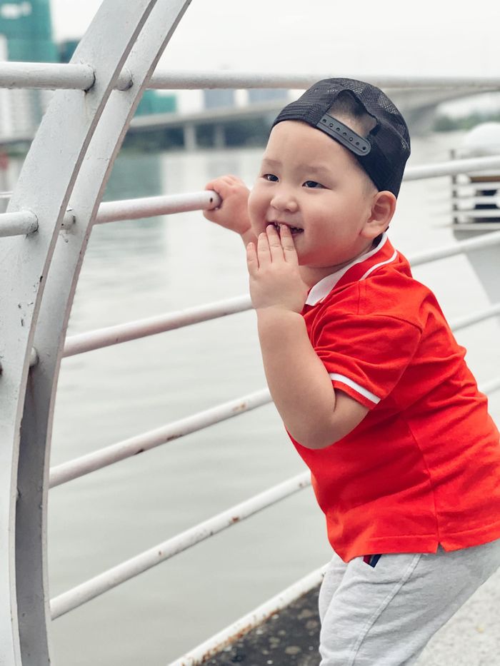 Những nhóc tì Vbiz thần thái không kém gì mẫu ảnh: Lisa hưởng gen mẹ
