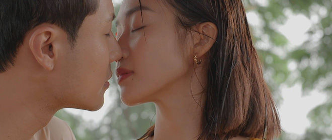 Nụ hôn thắm thiết trên màn ảnh: Thanh Sơn - Khả Ngân lấn át tất cả