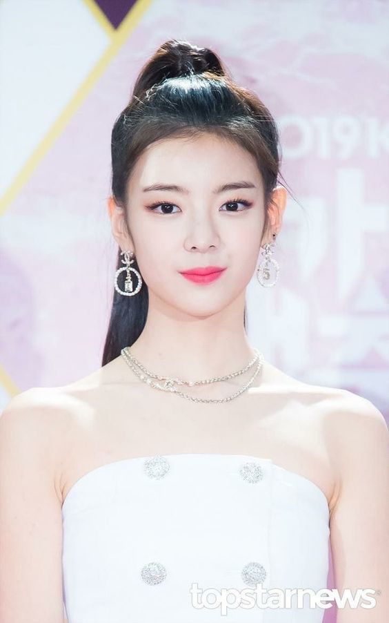 Sao nữ Kpop sở hữu đôi vai cực phẩm: Jennie, Lisa liệu đã đẹp nhất?