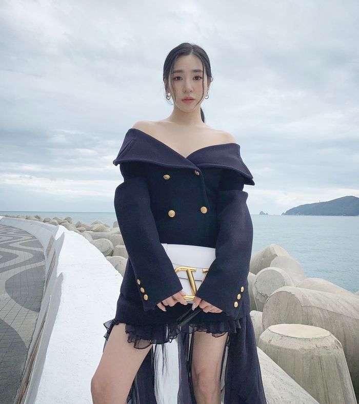 Sao nữ Kpop sở hữu đôi vai cực phẩm: Jennie, Lisa liệu đã đẹp nhất?