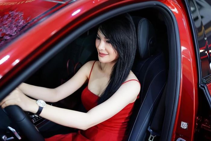 Nữ ca sĩ bị nhà nội khước từ: mua 2 xế hộp khủng, xây biệt thự 30 tỷ