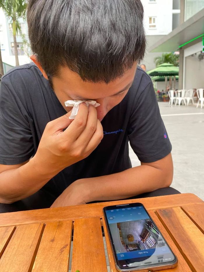 Ông bố toát hết mồ hôi, khóc mếu khi đưa con đi tiêm ngừa