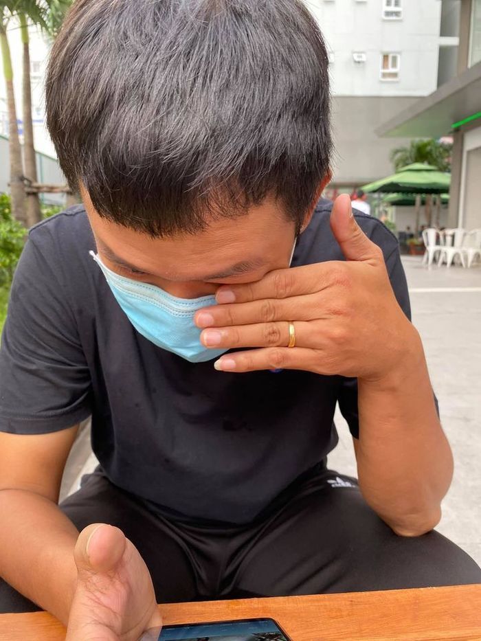Ông bố toát hết mồ hôi, khóc mếu khi đưa con đi tiêm ngừa
