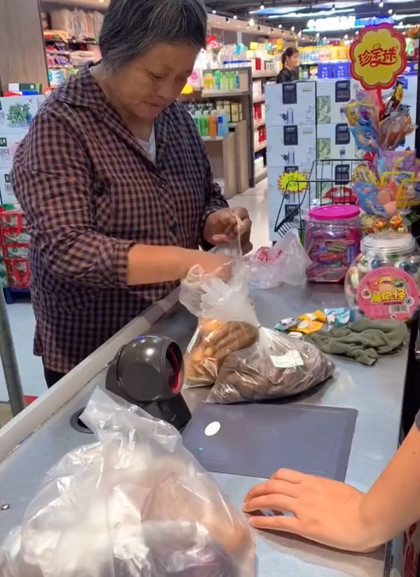 Bà cụ mang kẹo thay tiền lẻ ra thanh toán khiến nhân viên á khẩu