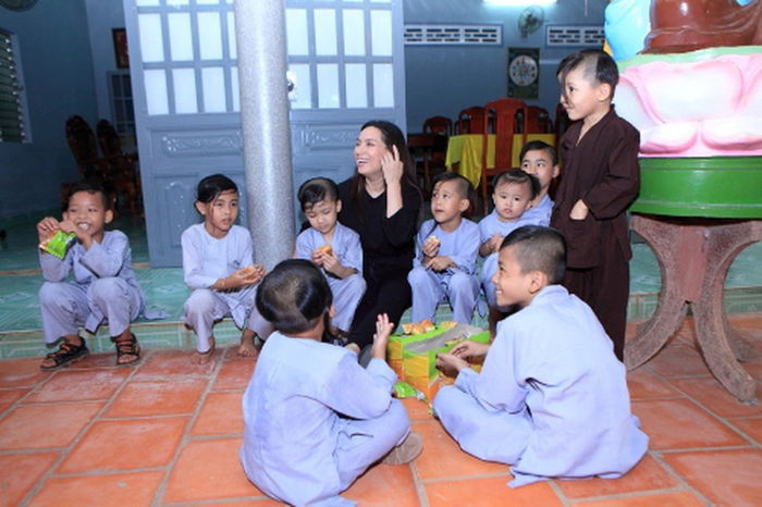 Phi Nhung: Cố nghệ sĩ bình dân chưa một lần đeo trang sức đi diễn