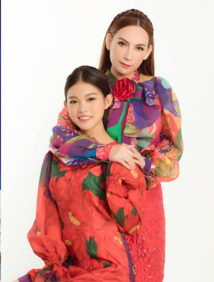 Phi Nhung tận tình dạy hát từng li từng tí cho các con