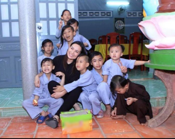 Phi Nhung tận tình dạy hát từng li từng tí cho các con