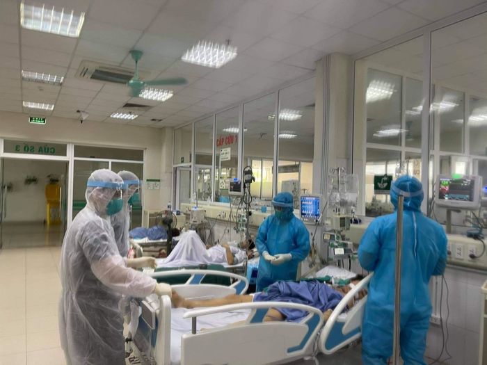 PGĐ Sở Y tế TP.HCM: Tiêm đủ 2 mũi vắc xin vẫn có nguy cơ chuyển nặng