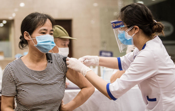 PGĐ Sở Y tế TP.HCM: Tiêm đủ 2 mũi vắc xin vẫn có nguy cơ chuyển nặng 