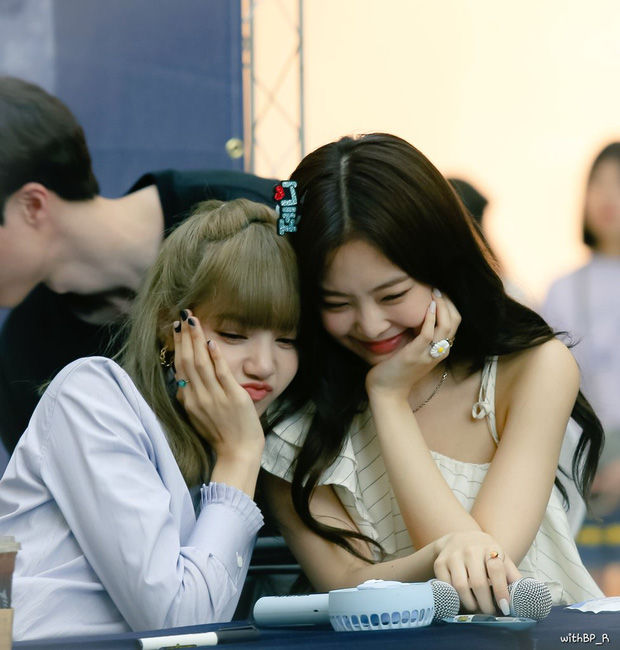 Rộ tin Lisa bị đối xử bất công nhưng Jennie – Lisa vẫn dính như sam