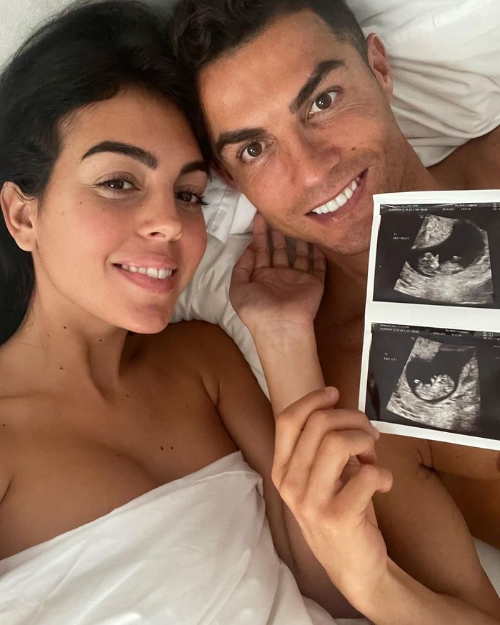 Ronaldo ghi thêm cú đúp ngoài sân cỏ: bạn gái mang song thai