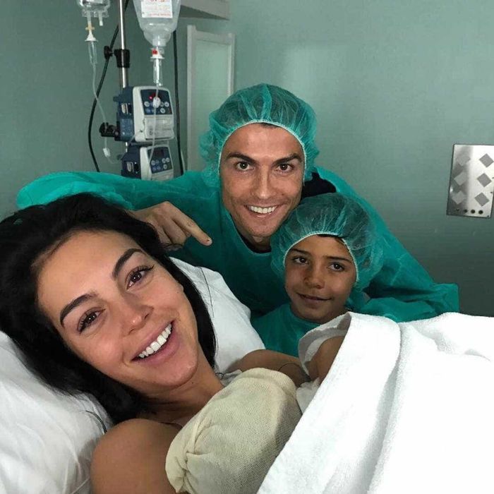 Ronaldo ghi thêm cú đúp ngoài sân cỏ: bạn gái mang song thai