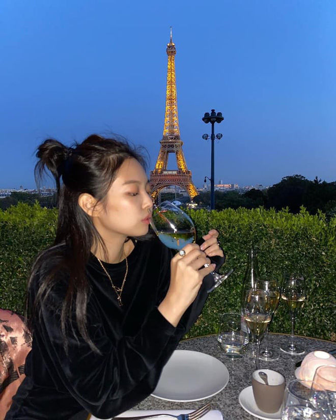 Sao Hàn thả ảnh bên tháp Eiffel: Rosé, Jisoo mờ ảo vẫn xinh