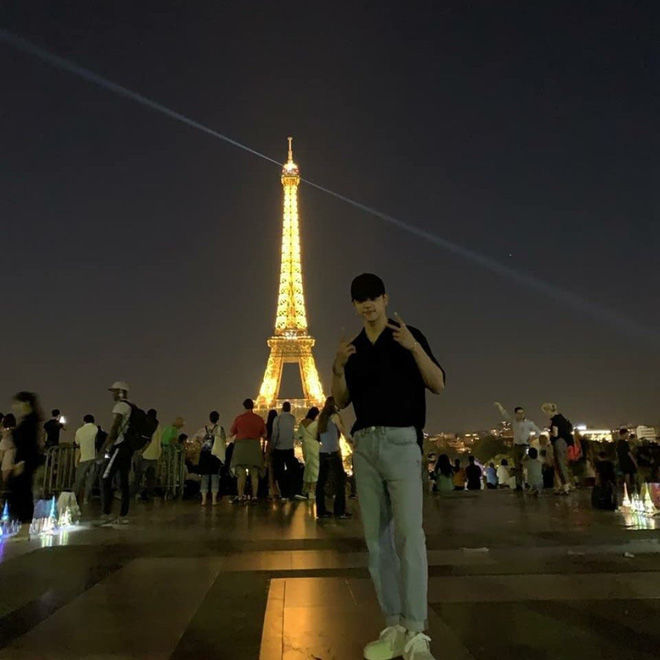 Sao Hàn thả ảnh bên tháp Eiffel: Rosé, Jisoo mờ ảo vẫn xinh