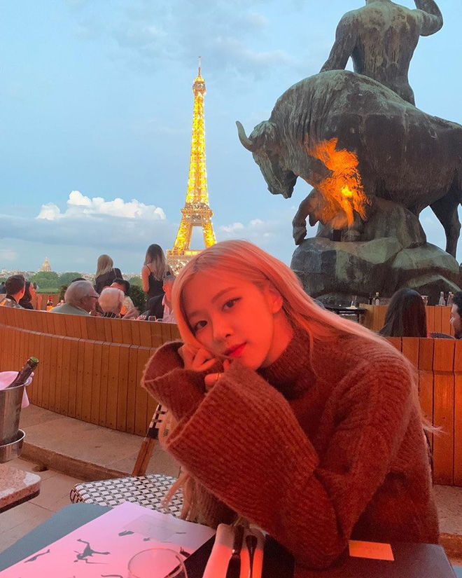 Sao Hàn thả ảnh bên tháp Eiffel: Rosé, Jisoo mờ ảo vẫn xinh