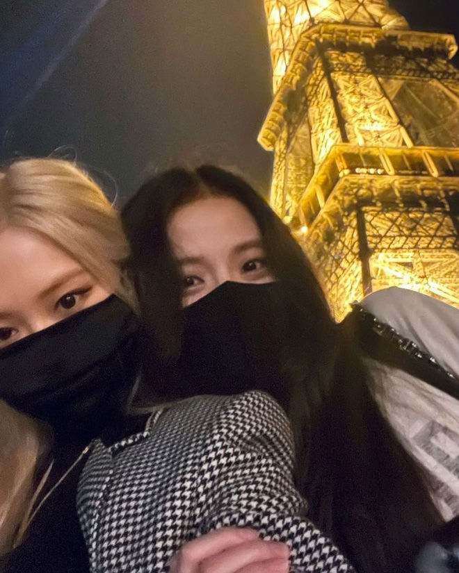 Sao Hàn thả ảnh bên tháp Eiffel: Rosé, Jisoo mờ ảo vẫn xinh