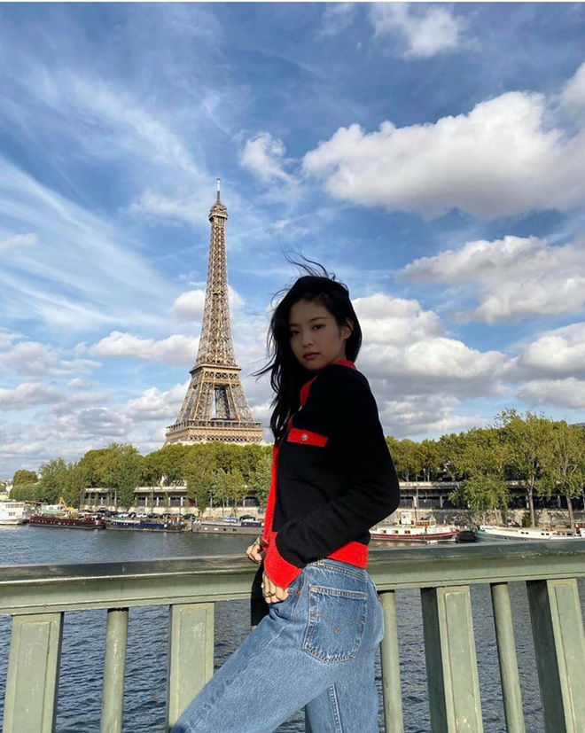 Sao Hàn thả ảnh bên tháp Eiffel: Rosé, Jisoo mờ ảo vẫn xinh