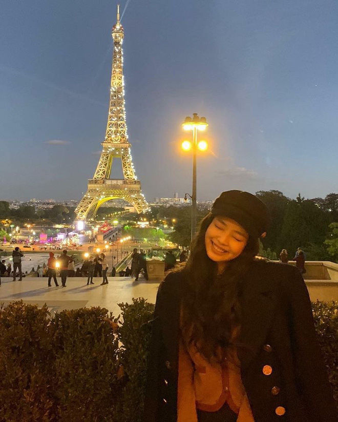 Sao Hàn thả ảnh bên tháp Eiffel: Rosé, Jisoo mờ ảo vẫn xinh