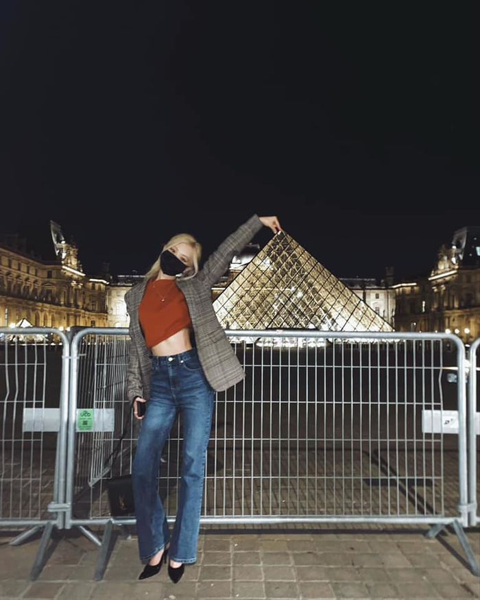 Sao Hàn thả ảnh bên tháp Eiffel: Rosé, Jisoo mờ ảo vẫn xinh