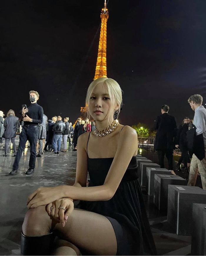 Sao Hàn thả ảnh bên tháp Eiffel: Rosé, Jisoo mờ ảo vẫn xinh
