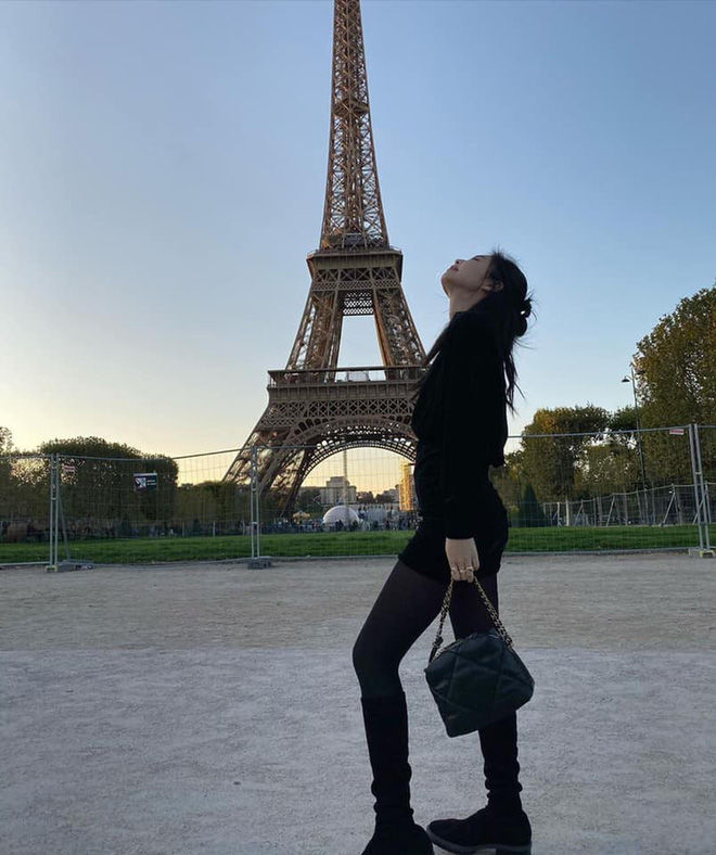 Sao Hàn thả ảnh bên tháp Eiffel: Rosé, Jisoo mờ ảo vẫn xinh