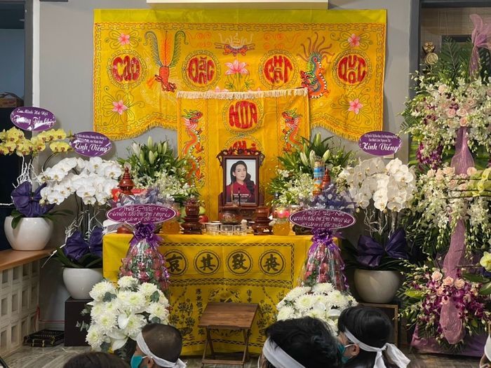 Sao Việt 24h: Quyền Linh về với vợ con, hoãn lễ viếng Phi Phung