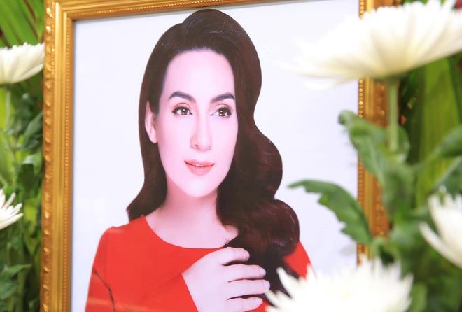Sao Việt 24h: Quyền Linh về với vợ con, hoãn lễ viếng Phi Phung
