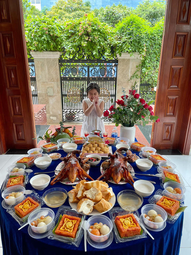 Sao Việt 24h: Vân Trang bế bụng bầu mừng sinh nhật con gái