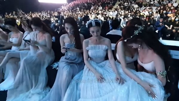 Sao Việt cứu đồng nghiệp khỏi bị hớ hênh: Đỗ Thị Hà xứng đáng 10 điểm