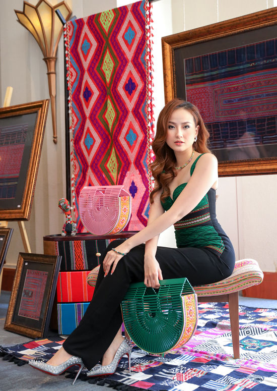 Sao Việt diện trang phục họa tiết thổ cẩm: H'Hen Niê biến hóa đa dạng