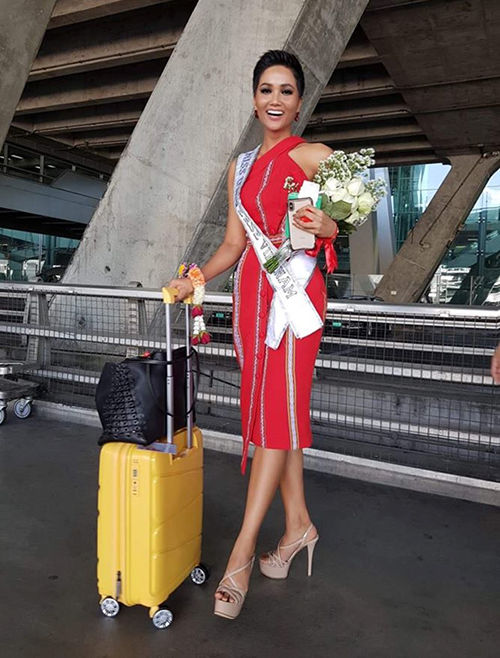 Sao Việt diện trang phục họa tiết thổ cẩm: H'Hen Niê biến hóa đa dạng