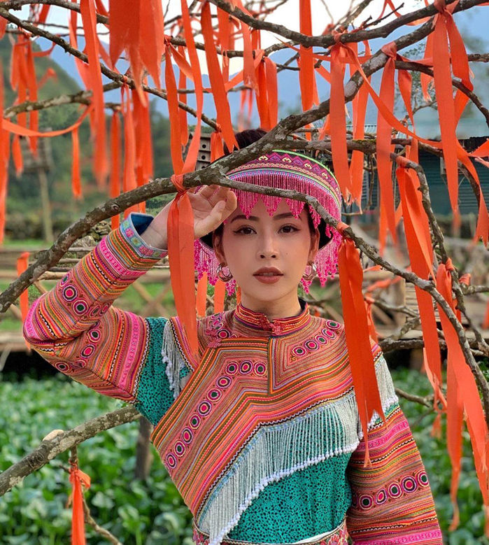 Sao Việt diện trang phục họa tiết thổ cẩm: H'Hen Niê biến hóa đa dạng