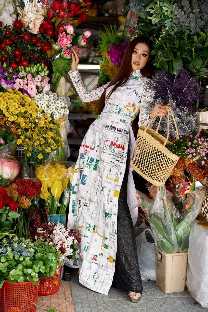 Sao Việt diện trang phục tái chế từ bao tải nông nghiệp, túi nilon